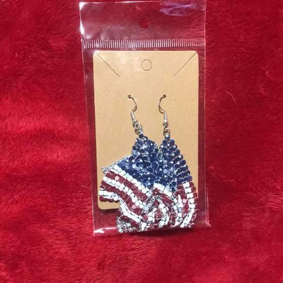 Dangling American flag slinky new in package earrings - Picture 6 of 7